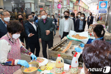 추석 앞두고 양구중앙시장 찾은 이상민 장관