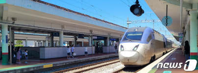 추석 연휴 첫날 전주역, 고향 찾은 귀성객들로 인산인해