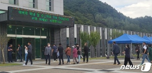 할아버지 저희 왔어요…추석 참배객 몰린 임실호국원
