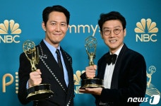 에미상 감독상 황동혁 감독 트로피 안고 고국 돌아갈 수 있어 행복