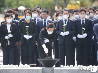고 노무현 전 대통령 추모하는 민주당