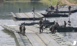 뚝딱 만들어지는 부교