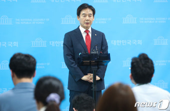 답변하는 이용호 의원
