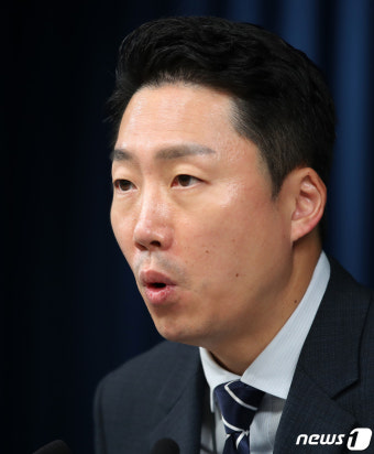 브리핑하는 이재명 대통령실 부대변인