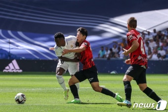 이강인, 경기 중 상대에 머리채 잡히고 내동댕이…심판은 '경고'만