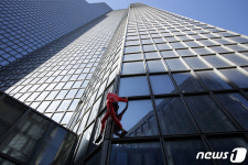 올해 환갑 佛스파이더맨, 48층 건물 맨손 등반 성공 노익장 과시