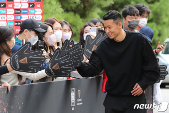 김태환 '팬들과 하이파이브'