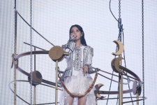 '올림픽 주경기장 입성' 아이유, 이관개방증 악화에도 최고의 무대