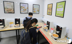 대학식당 밀키트 조리대 이용하는 학생들