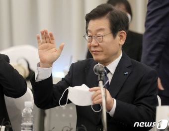 인사하는 이재명 대표