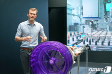 다이슨 5세대 하이퍼디미엄 Gen5 모터 설명하는 찰리 파크 부사장