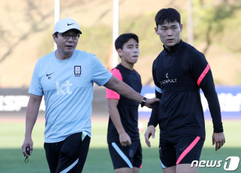 올림픽대표팀 훈련 지도하는 황선홍 감독