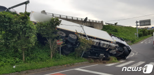제주서 차선유도하던 20대 작업자 타이어 터진 화물차에 치여 숨져