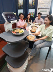 홍콩반점서 LG 클로이 만난다…LG전자, LG유플러스와 로봇 협업