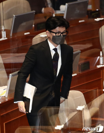 단상 향하는 한동훈 법무부 장관