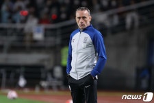 경기 지켜보는 벤투 감독