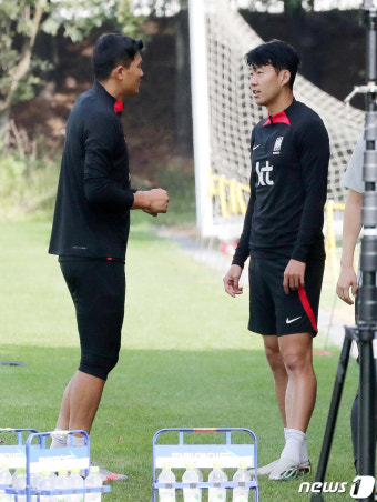 대화 나누는 공수 주축 손흥민·김민재