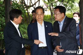 정진석 비대위원장과 대화하는 김대기 대통령 비서실장