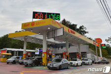 줄지어 선 승용차들