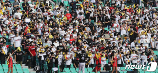 앞으로 야구장에서 마스크 의무 착용에서 착용 권고로 전환