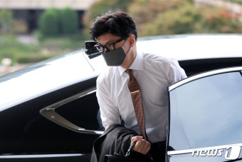 '검수완박' 공개변론 앞둔 한동훈 장관, 출근길