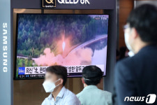핵정책 법제화→핵항모 전개→핵투발 수단 발사…심화되는 강 대 강