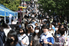 축제로 붐비는 캠퍼스
