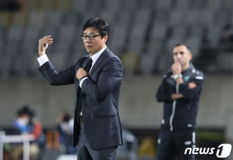 경기 지켜보는 황선홍 감독