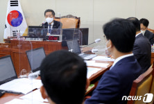 의결하는 정청래 과방위원장