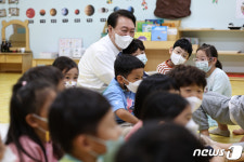 세종시 어린이집 찾은 윤 대통령