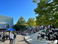 마스크 해제 후 맞은 대학 축제…노마스크 학생들 축제장 메우고 환호