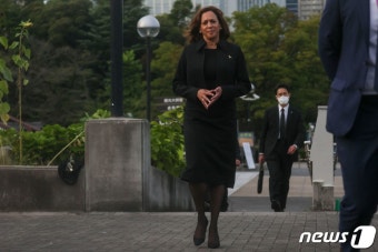 아베 조문 마치고 도쿄 죠조지 방문하는 해리스