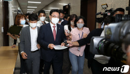 윤리위 소명 마치고 이동하는 김성원 의원