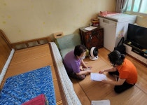 어르신 건강한 여생 위해…광진구 낙상 예방 용품 지원