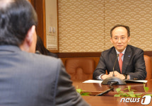 아사카와 마사츠구 총재와 면담하는 추경호 부총리