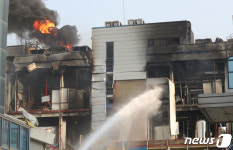 화성 제약회사 공장 화재 진압 중인 소방당국