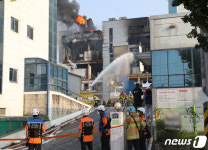 화성 제약회사 공장 화재 진압하는 소방당국