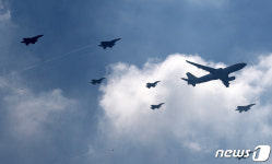 공중전력 사열하는 공군