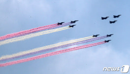 푸른하늘 가르는 전투기