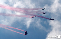 환상적인 기동 시범 보이는 F-16