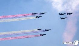 편대비행 선보이는 KF-16과 F-5