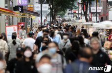 이틀차 맞은 입국 후 PCR 검사 의무 해제, 붐비는 명동거리