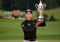 트로피 들어보이는 이형준