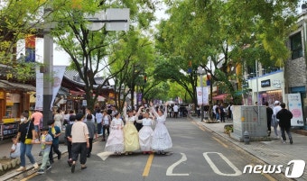 개천절 연휴 마지막 날…전주한옥마을 가을 나들이객 '북적'
