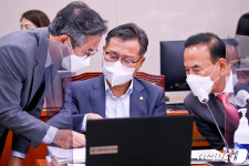 [국감] 농식품부 국감, 대화 나누는 여야 간사
