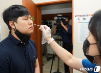 대면 면회 전 검사 받는 면회객