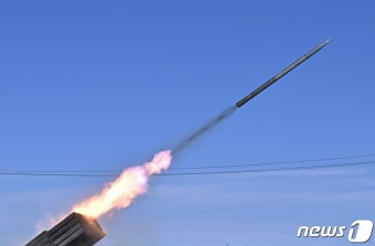 러 군 향해 BM-21 다연장 로켓 발사하는 우크라 군