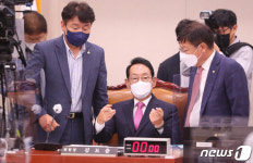 국감 첫날부터 '난타전'…외통위 '30분 파행', 법사위 '野 피켓 시위'(종합)
