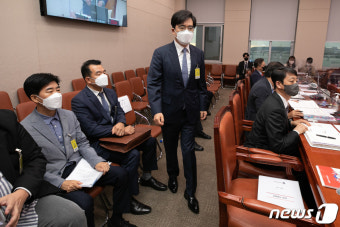 [국감] 국감장 발언대 향하는 공영운 현대차 사장