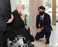 윤상현 의원, 김동길 명예교수 빈소 조문